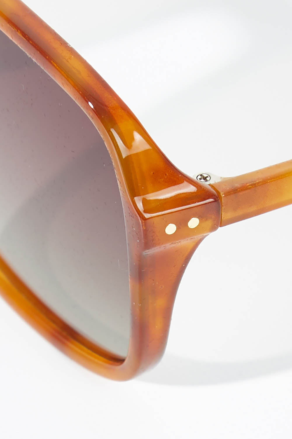 A model wearing size OneSize of the Della Spiga Sunglasses in colour Vintage, from the front, showing the whole outfit