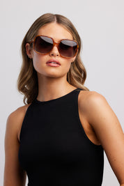 A model wearing the Della Spiga Sunglasses in colour Vintage, from the front, showing the whole outfit