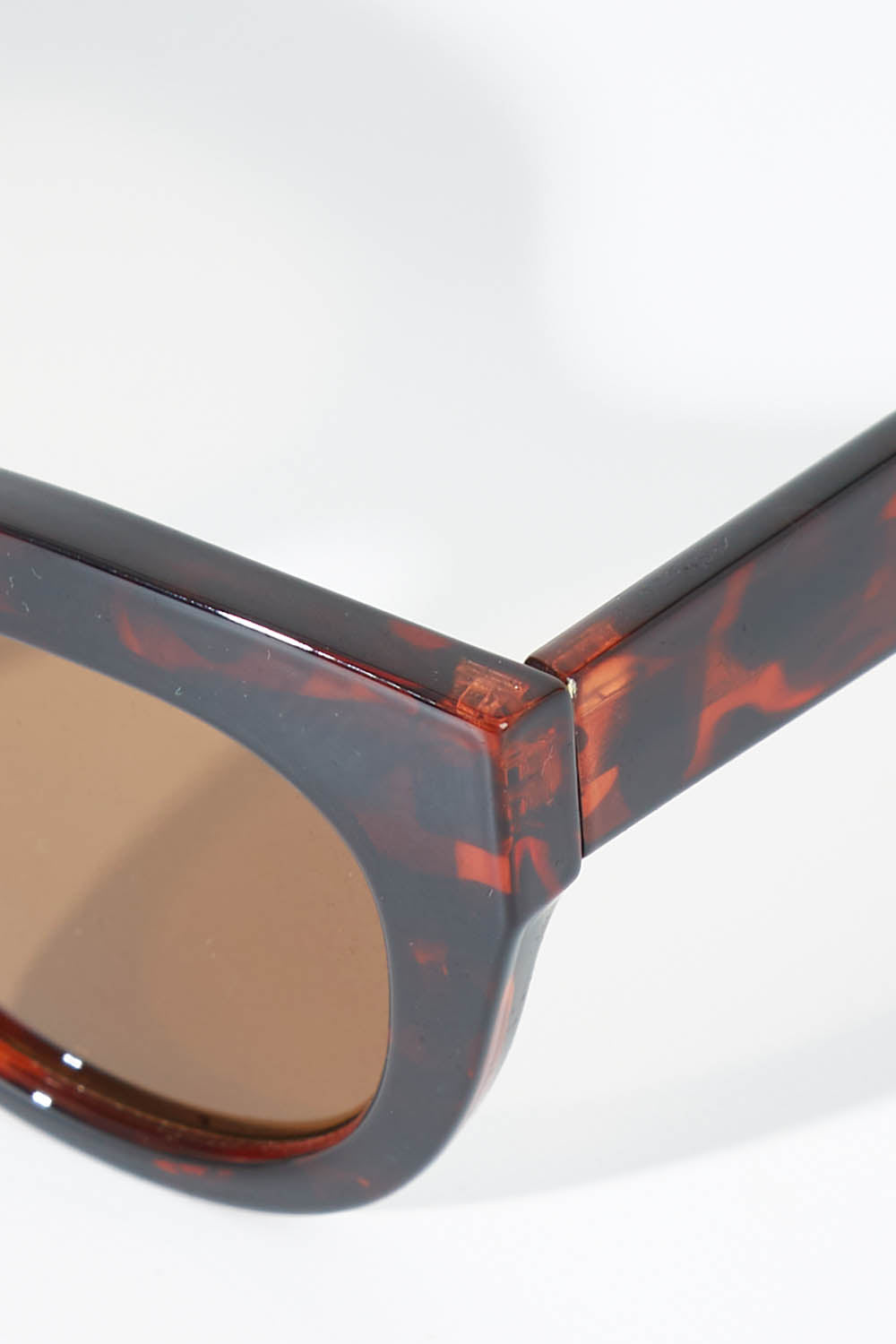 A model wearing size OneSize of The Forever Classic Sunglasses in colour Turtle, from the front, showing the whole outfit