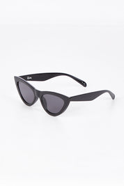 A model wearing the Kiss Kiss Sunglasses in colour Black (Black), from the front, showing the whole outfit