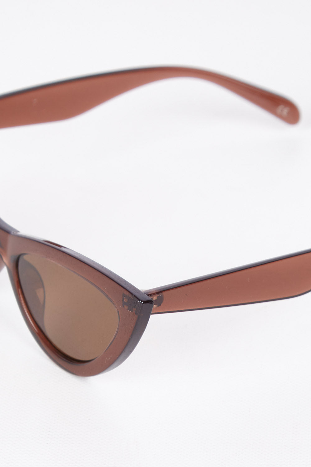 A model wearing size OneSize of the Kiss Kiss Sunglasses in colour Mocca, from the front, showing the whole outfit