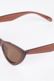 A model wearing size OneSize of the Kiss Kiss Sunglasses in colour Mocca, from the front, showing the whole outfit