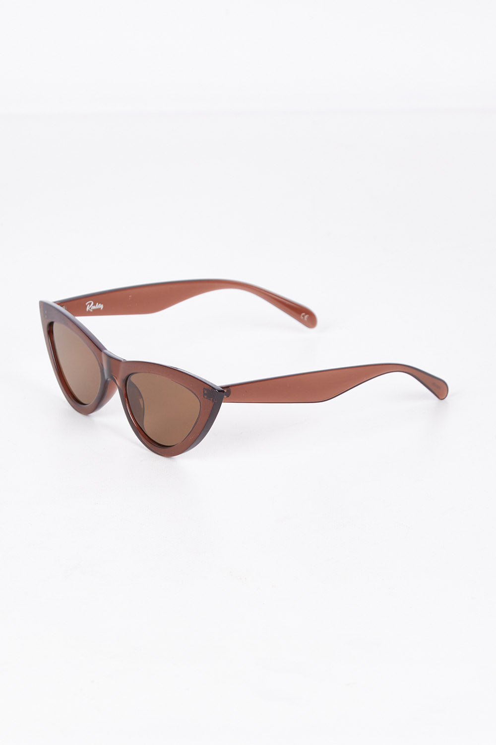 A model wearing the Kiss Kiss Sunglasses in colour Mocca, from the front, showing the whole outfit