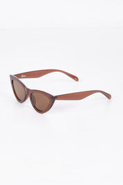 A model wearing the Kiss Kiss Sunglasses in colour Mocca, from the front, showing the whole outfit