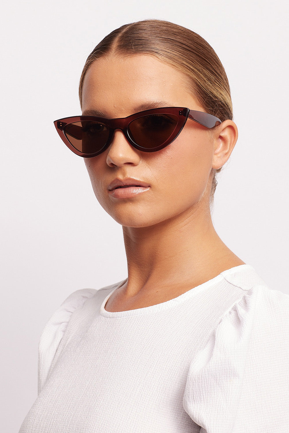 A model wearing the Kiss Kiss Sunglasses in colour Mocca, from the front, showing the whole outfit