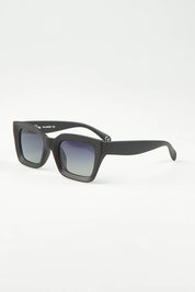 A model wearing size OneSize of the Onassis Polarized Square Sunglasses in colour Mattblack (Black), from the front, showing the whole outfit