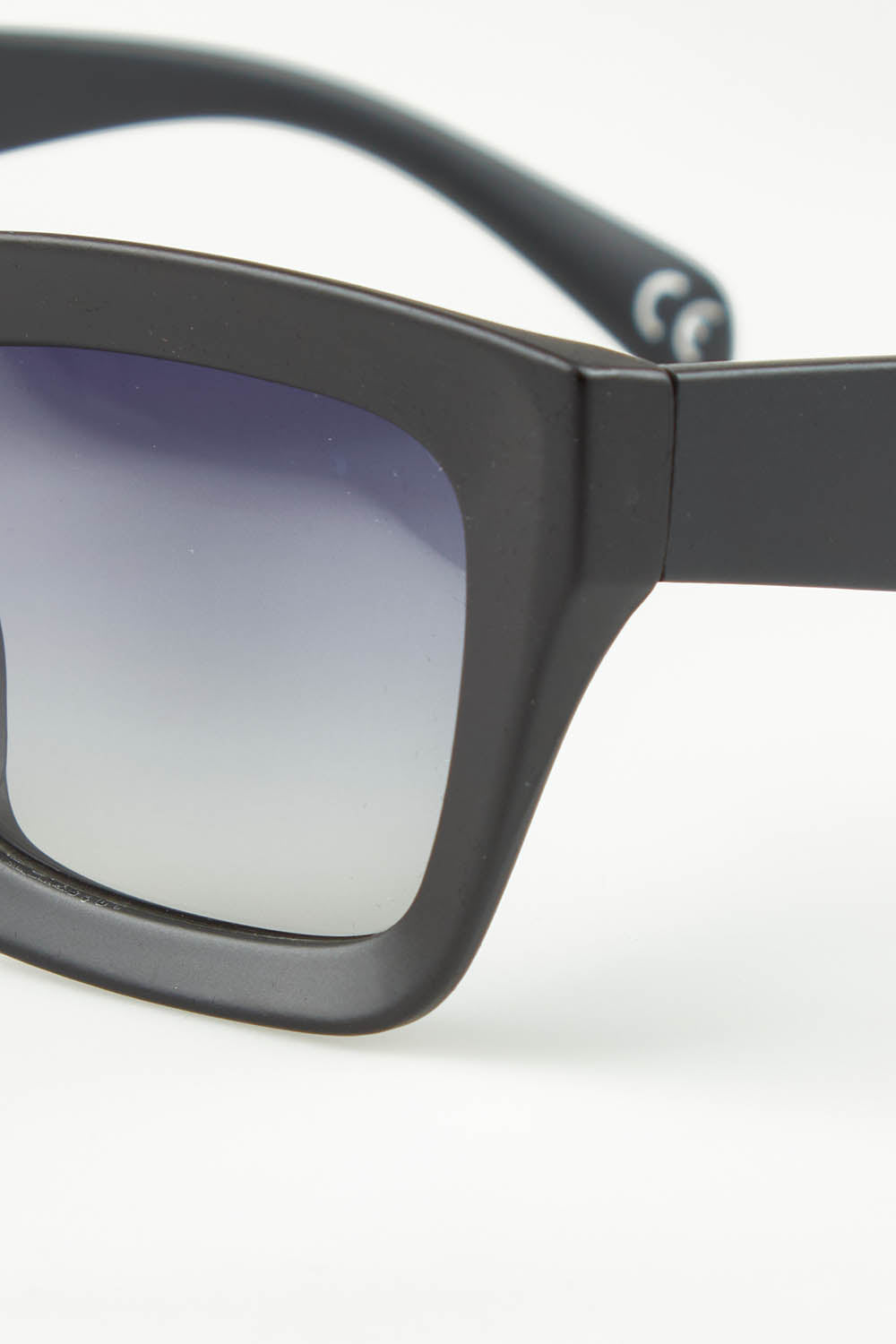 A model wearing size OneSize of the Onassis Polarized Square Sunglasses in colour Mattblack (Black), from the front, showing the whole outfit