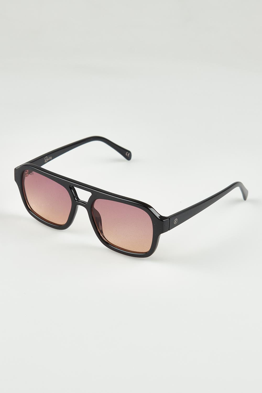 A model wearing the Runway Sunglasses in colour Blacksun (Black), from the front, showing the whole outfit