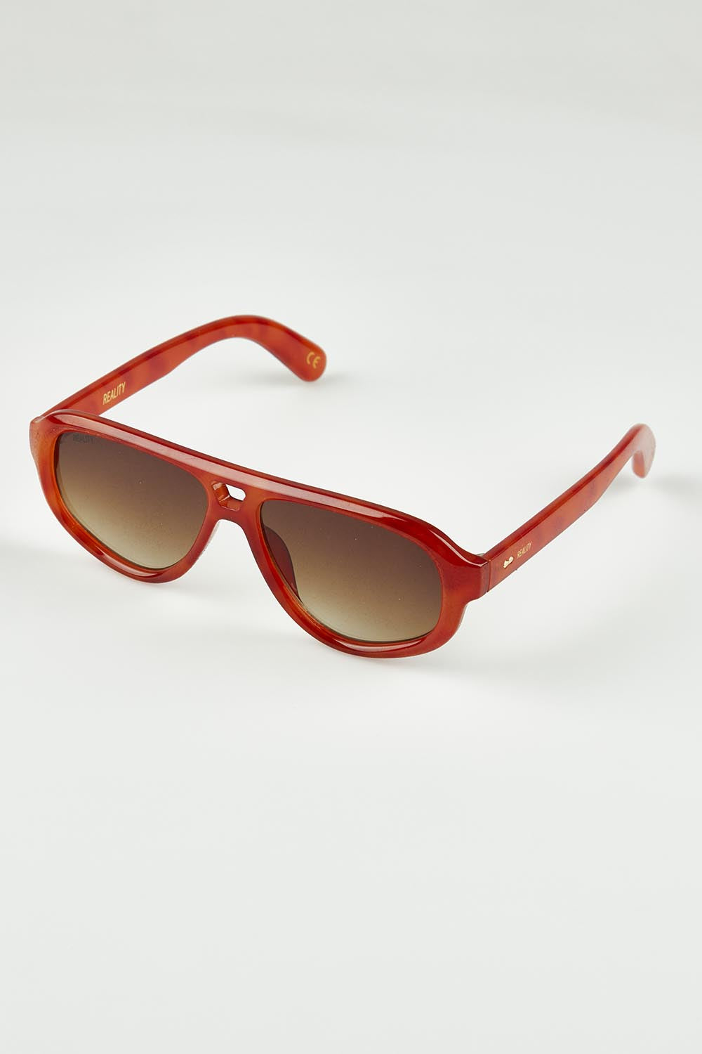 A model wearing the Ryder Sunglasses in colour Vinturtle, from the front, showing the whole outfit