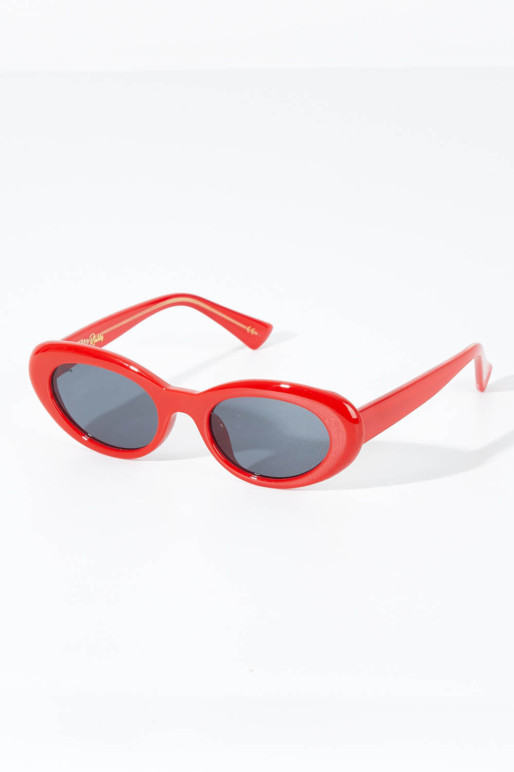 A model wearing size OneSize of the Siren Cats Eye Sunglasses in colour Red (Red), from the front, showing the whole outfit