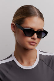 A model wearing the Wall Of Sound Sunglasses in colour Black (Black), from the front, cropped image
