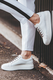 A model wearing the City Sneakers in colour White (White), from the front, showing the whole outfit