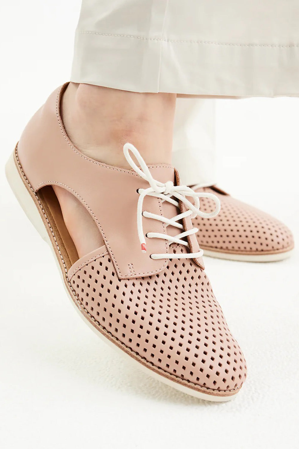 A model wearing the Sidecut Punch in colour Chalkpink (Pink), from the front, cropped image