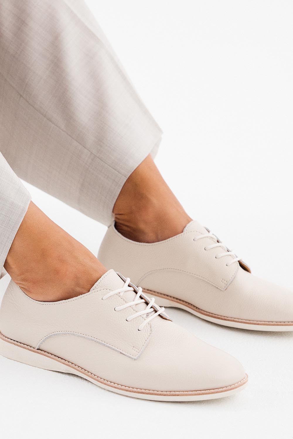 A model wearing the Derby Super Soft in colour Bonetumble, from the front, cropped image