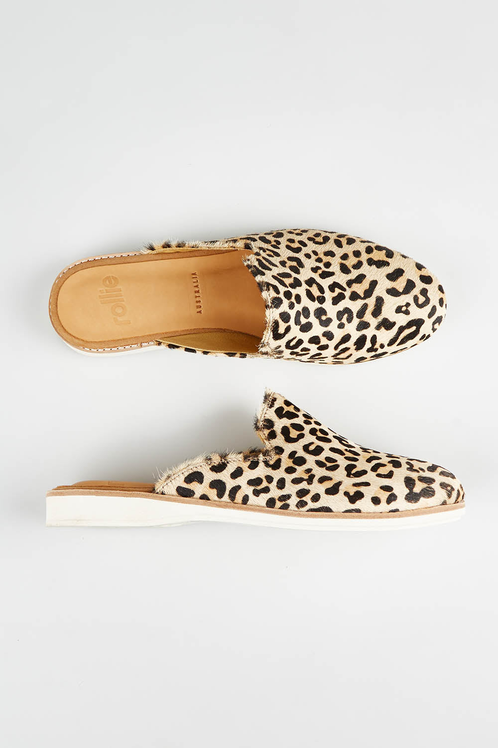 A model wearing size 37 of the Derby Mule Flat in colour Camelleo, from the front, showing the whole outfit