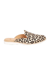 Product shot of the Derby Mule Flat in colour Camelleo, from the front