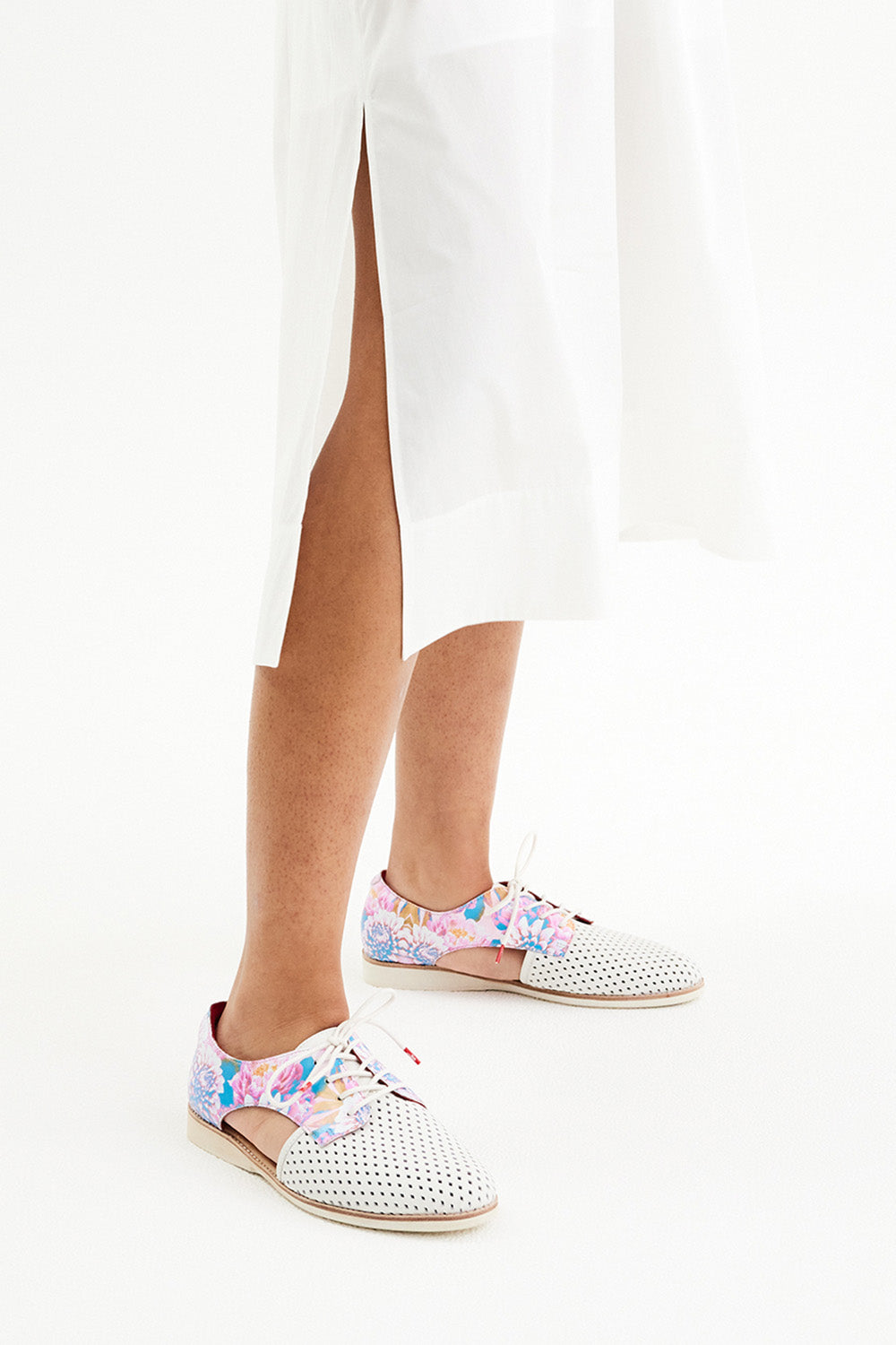 A model wearing the Sidecut Punch in colour Pastelflor (White), from the front, cropped image