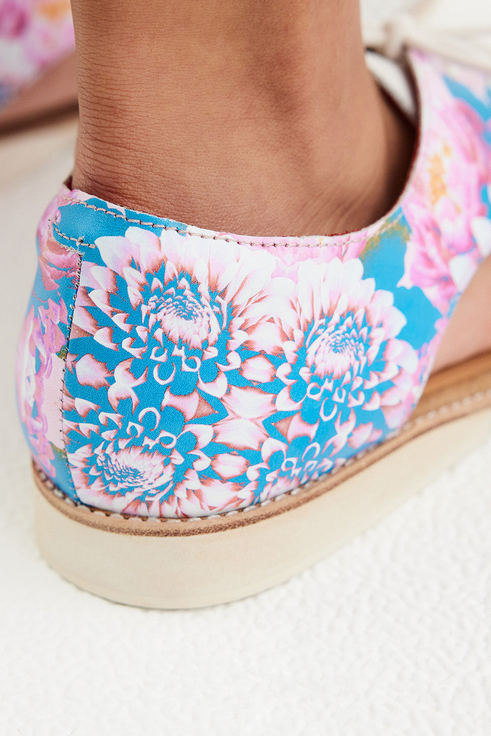 A model wearing the Sidecut Punch in colour Pastelflor (White), from the front, cropped image