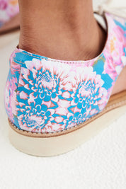 A model wearing the Sidecut Punch in colour Pastelflor (White), from the front, cropped image