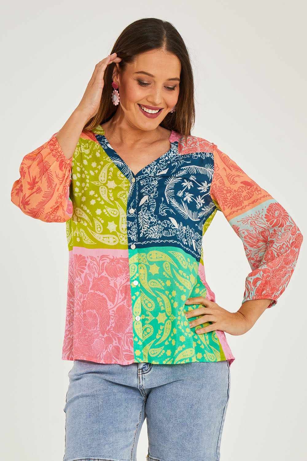 Model Georgia wearing size S of the Bandana Shirt in colour Print (Blue), from the front, cropped image