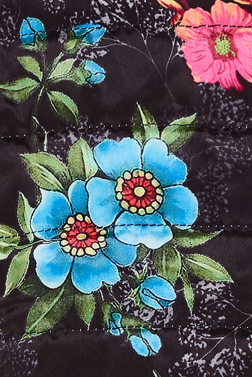 Product shot of the Evergreen Puffer in colour Black (Black), detail
