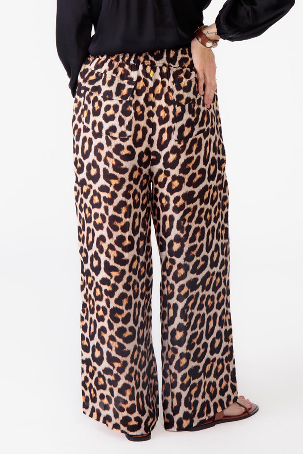 A model wearing the Londolozi Pant in colour Leopard, from the back