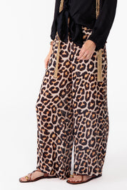 A model wearing the Londolozi Pant in colour Leopard, from the front, cropped image