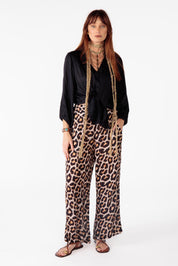 A model wearing the Londolozi Pant in colour Leopard, from the front, showing the whole outfit