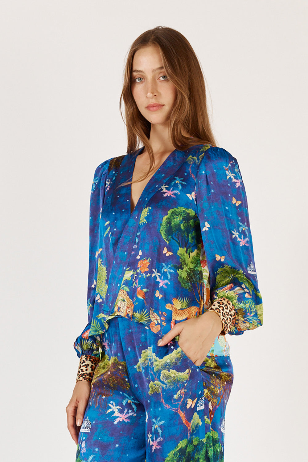 A model wearing the Mataram Bolero in colour Navy, from the front, cropped image