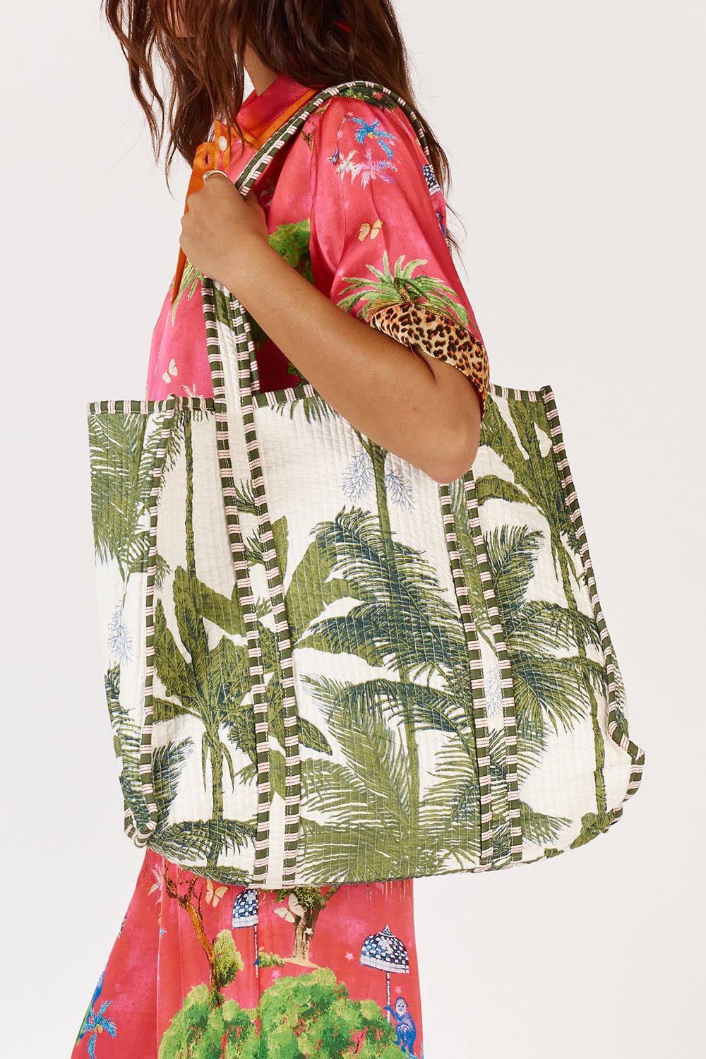 A model wearing the Quilted Bag in colour Treetop, from the front, cropped image