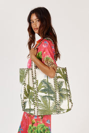 A model wearing the Quilted Bag in colour Treetop, from the front, cropped image