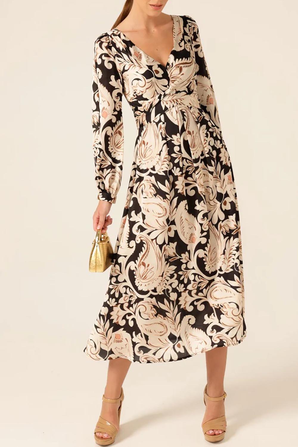 A model wearing the Charming Courtyard Dress in colour Blkcream, from the front, cropped image