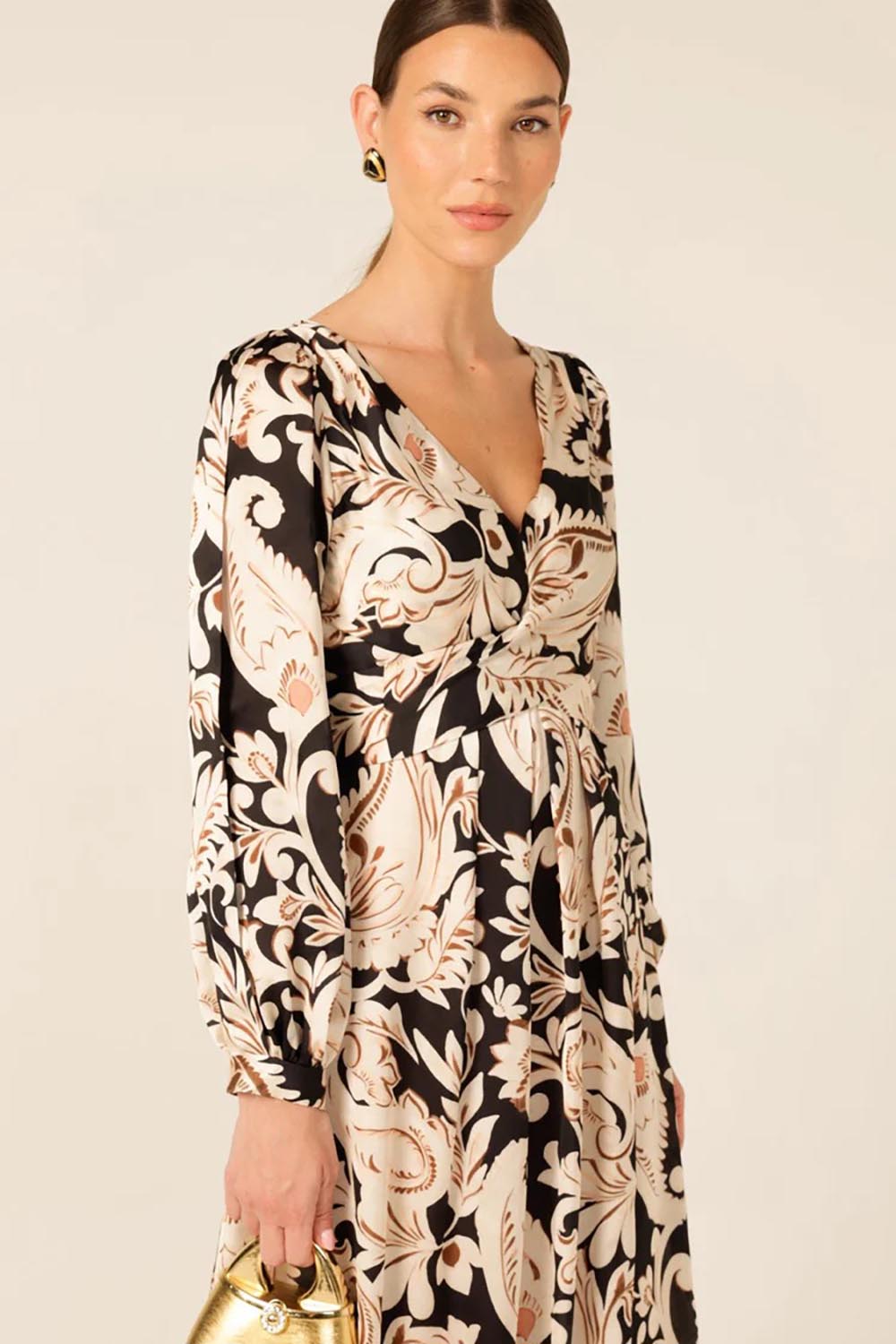 A model wearing the Charming Courtyard Dress in colour Blkcream, from the front, cropped image