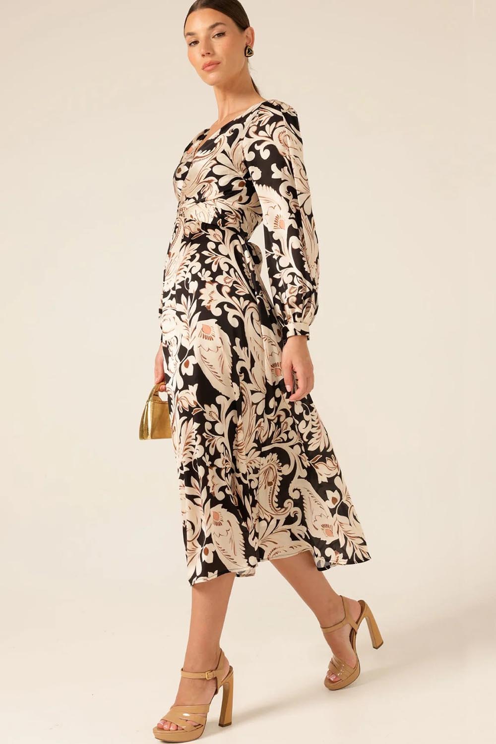 A model wearing the Charming Courtyard Dress in colour Blkcream, from the front, showing the whole outfit