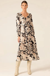 A model wearing the Charming Courtyard Dress in colour Blkcream, from the front, showing the whole outfit