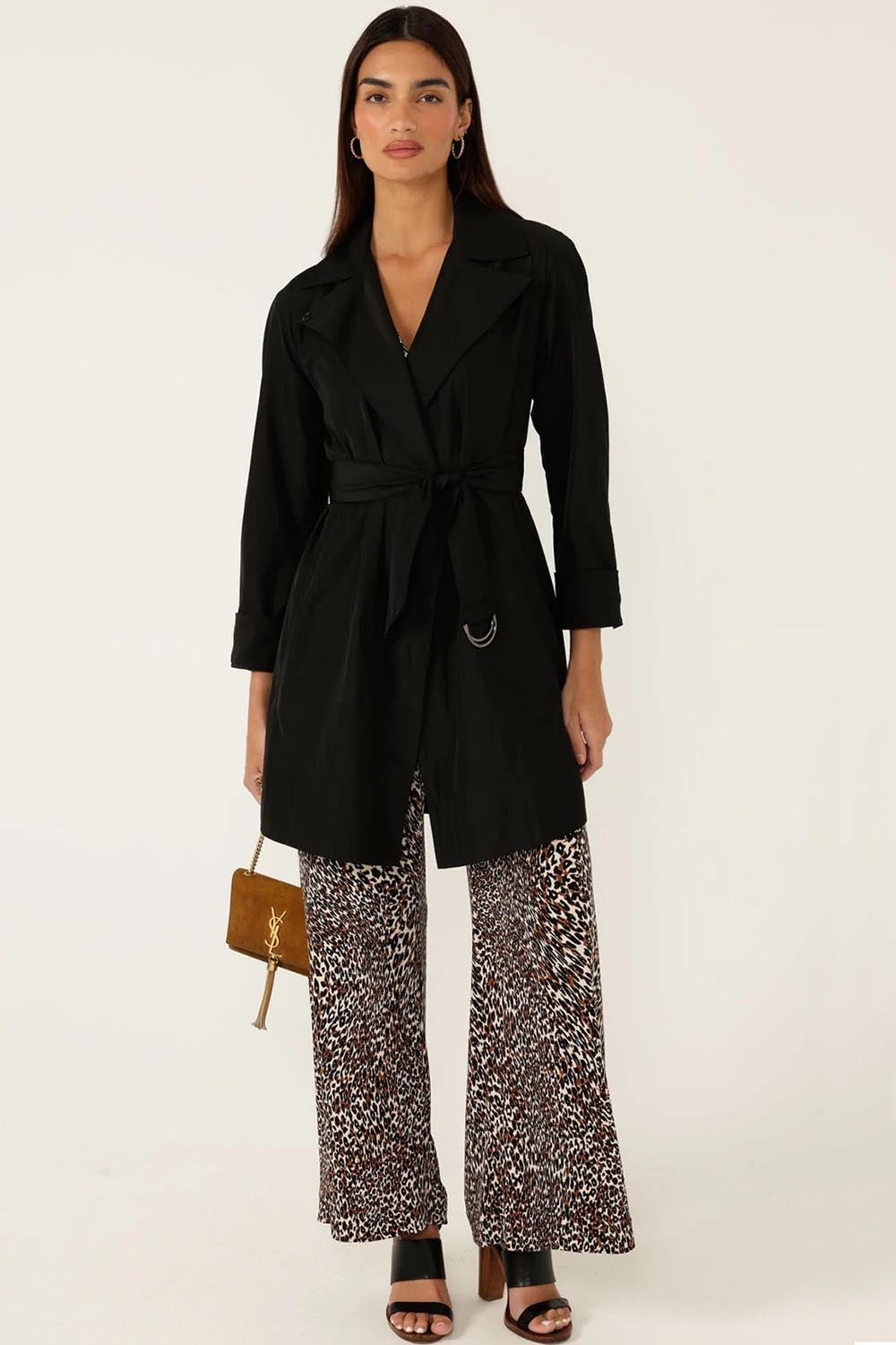 A model wearing the Noir Trench in colour Black (Black), from the front, showing the whole outfit
