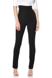 A model wearing the Skinny Pant in colour Black (Black), from the front, cropped image