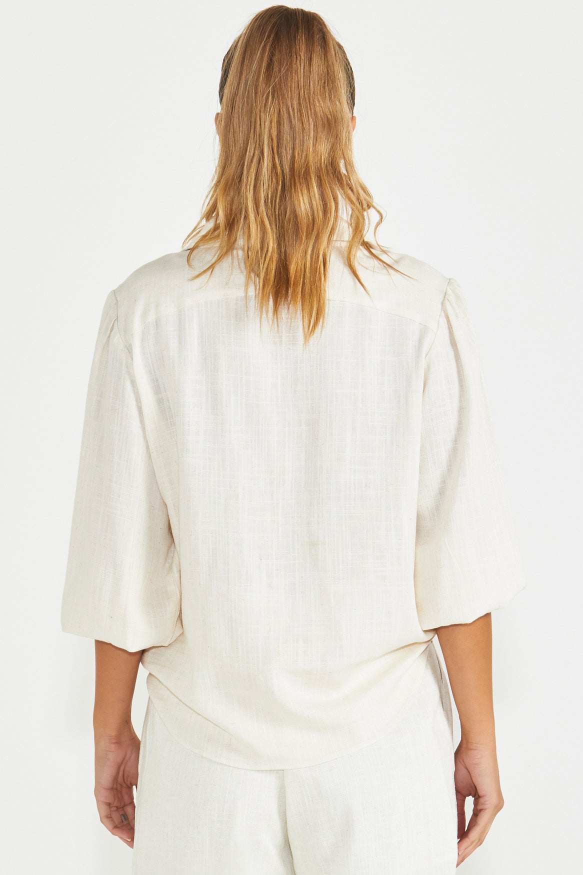 A model wearing the Harley Linen Blend Shirt in colour Oatmeal, from the back