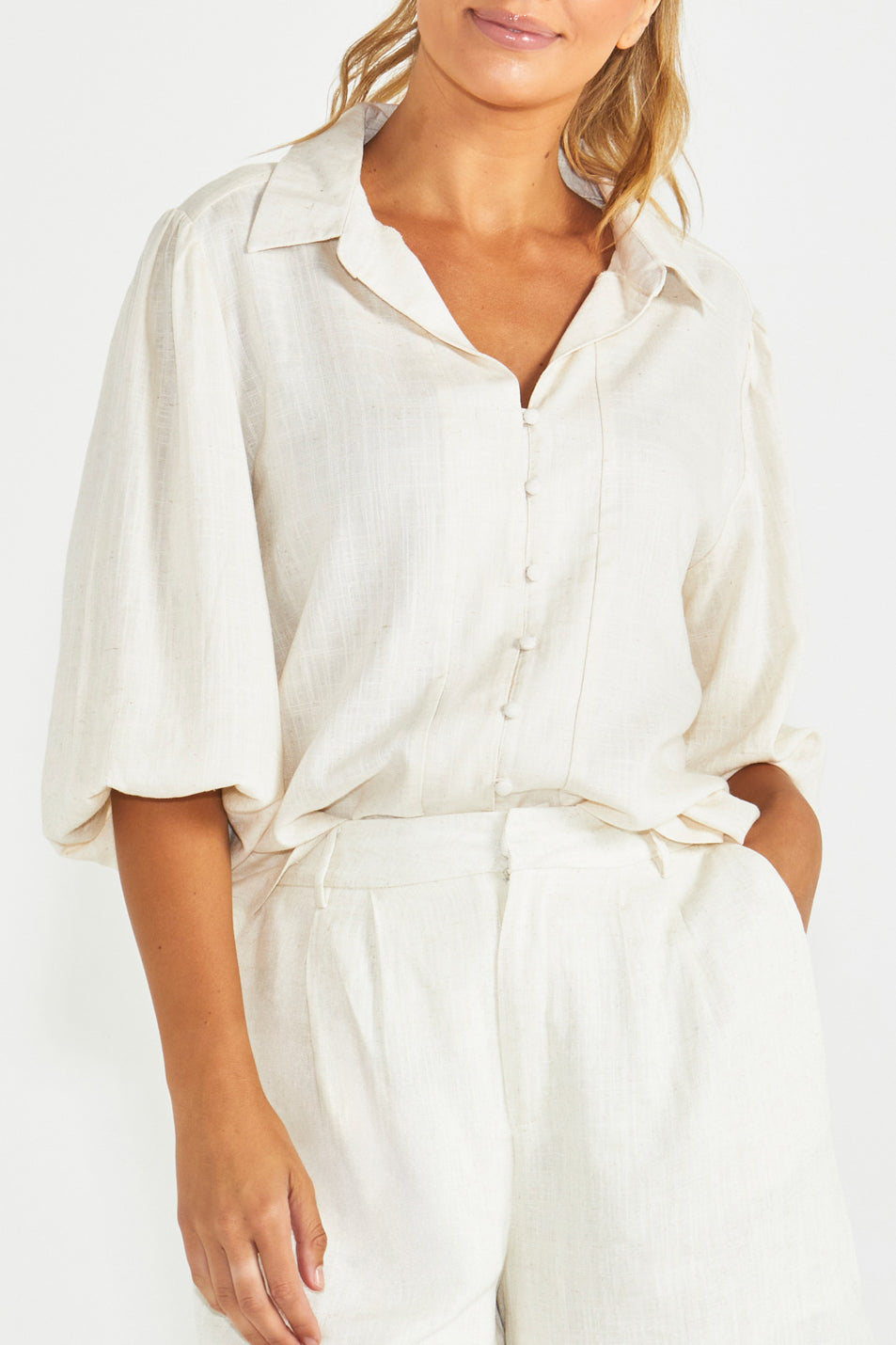 A model wearing the Harley Linen Blend Shirt in colour Oatmeal, from the front, cropped image