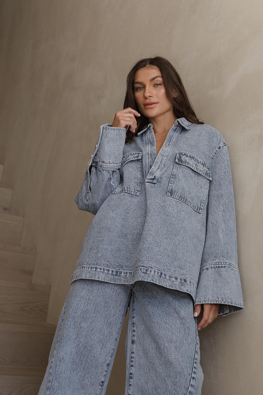 A model wearing the Jordon Top in colour Acidwash (Blue), from the front, showing the whole outfit
