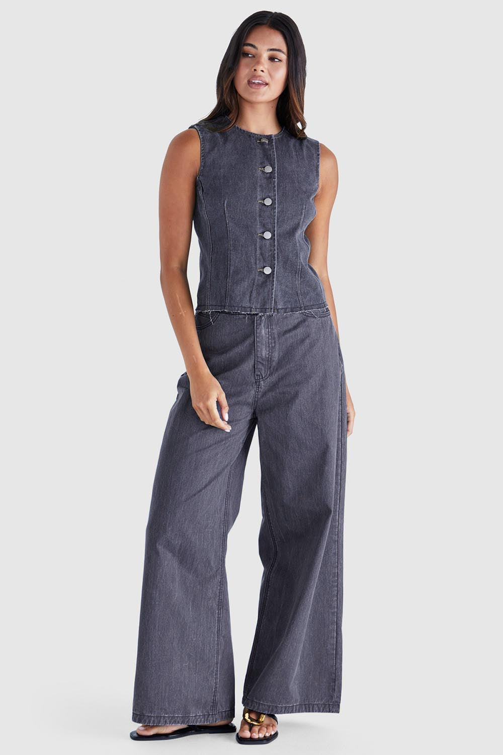 A model wearing the Ainsley Jean in colour Darkdenim (Black), from the front, showing the whole outfit
