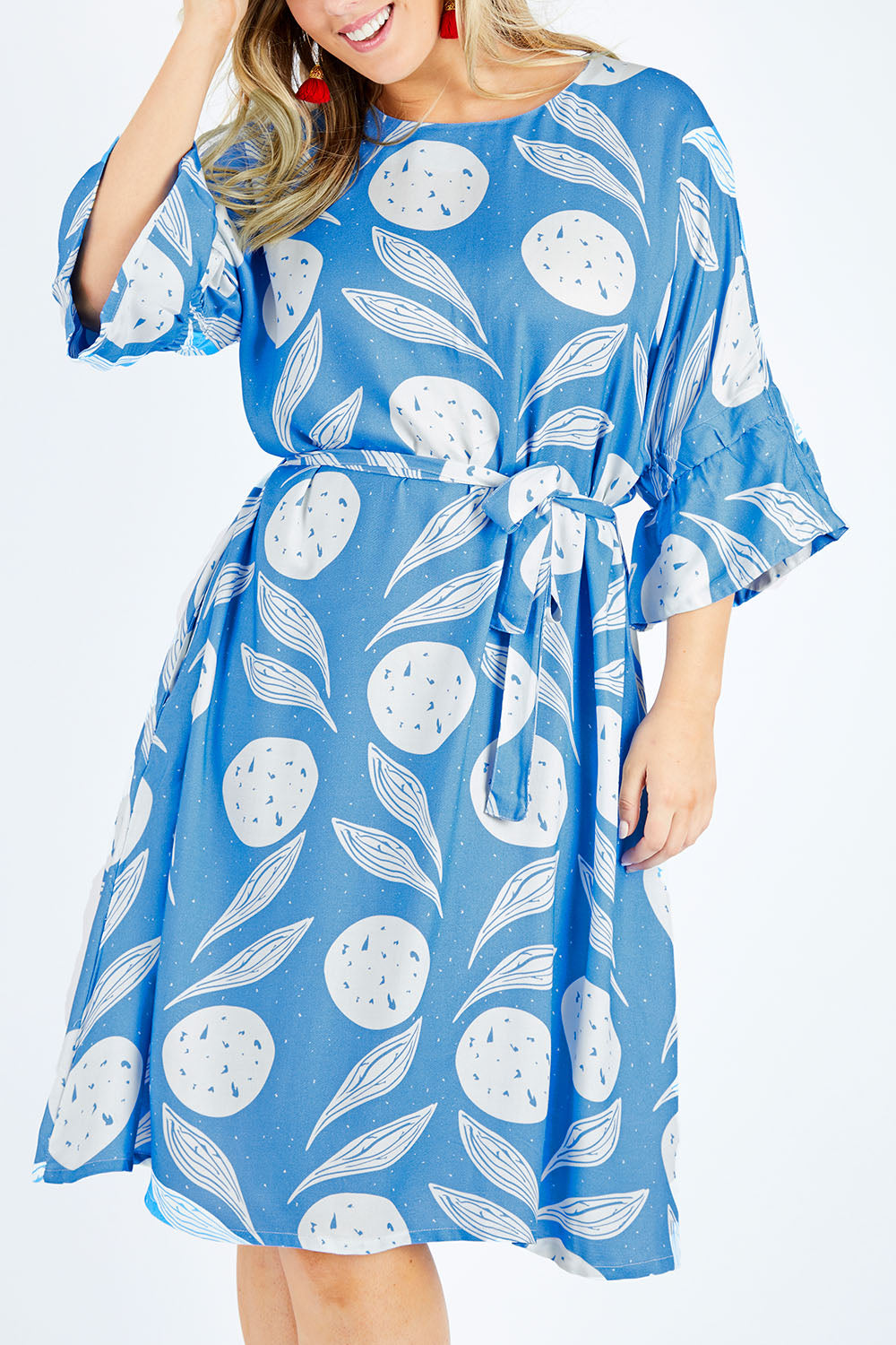 Model Jess wearing size 14 of the Solnedgang Dress in colour Circflwr (Blue), from the front, cropped image