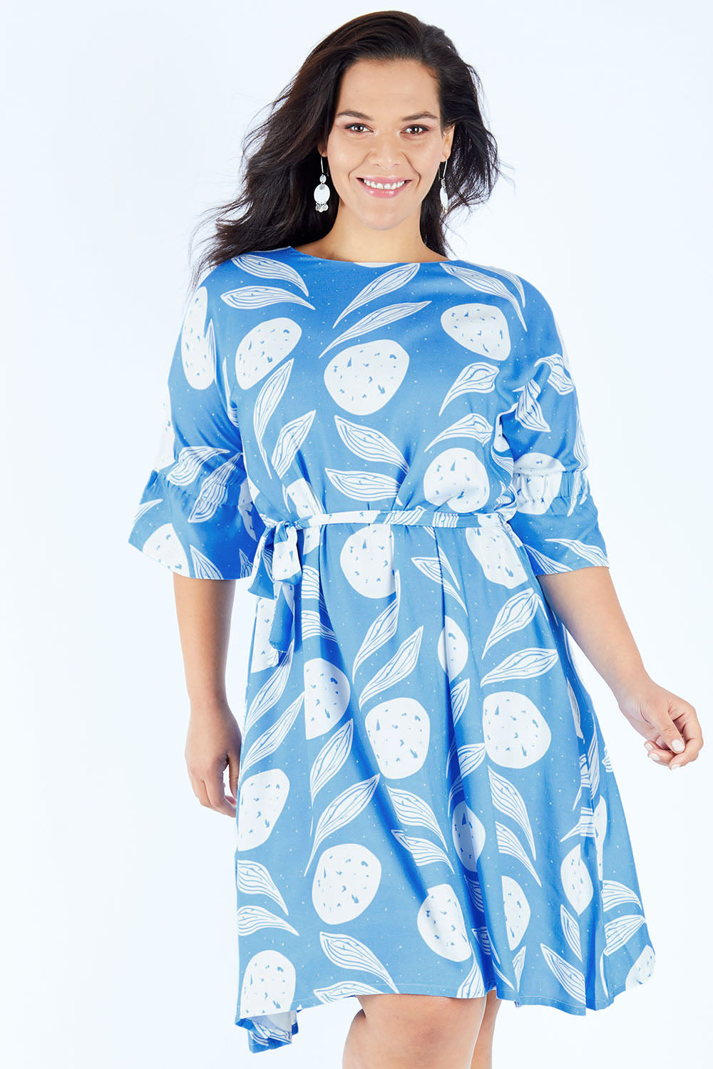 Model Lauren wearing size 16 of the Solnedgang Dress in colour Circflwr (Blue), from the front, cropped image