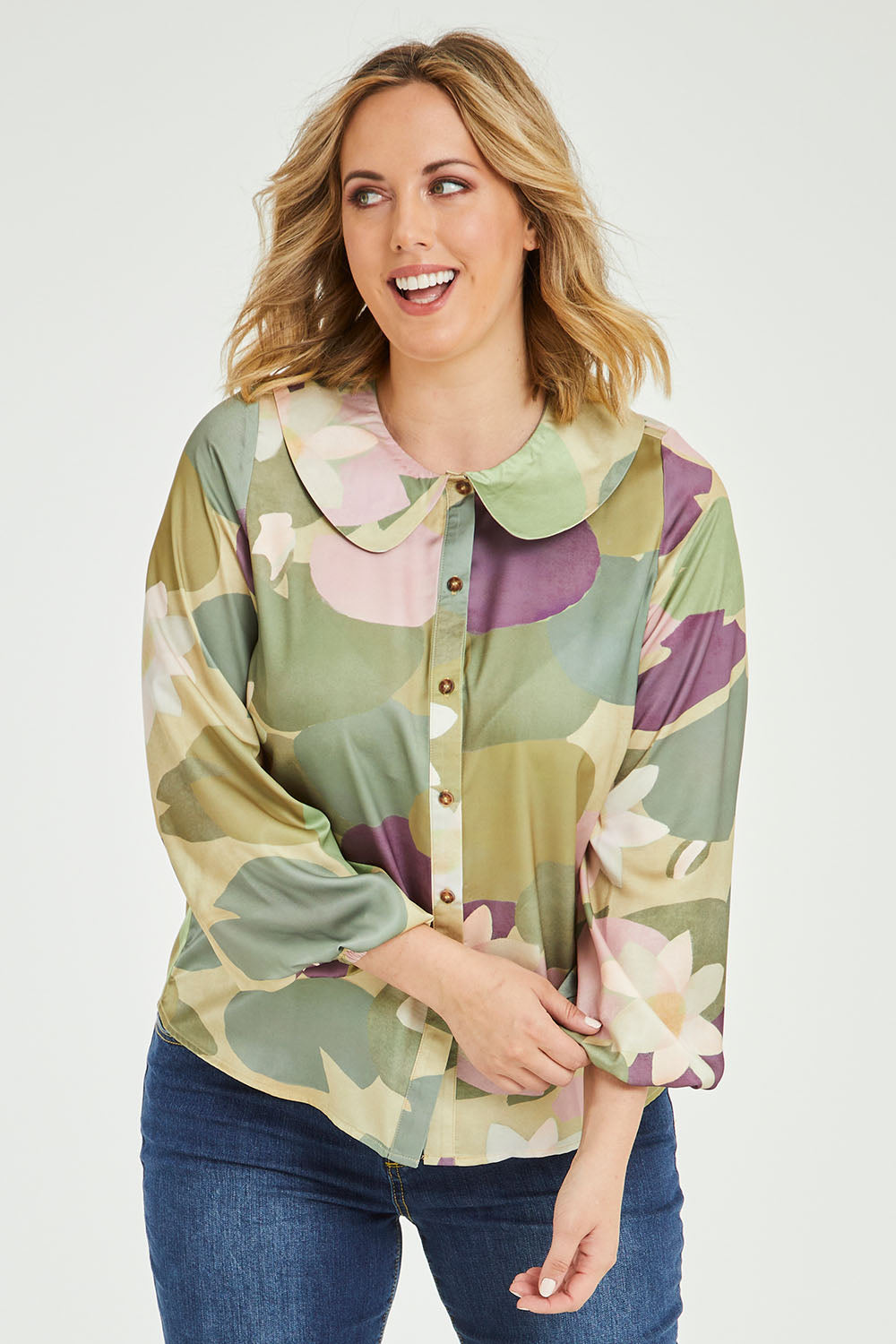 Model Jess wearing size 14 of the Frihet Collared Blouse in colour Lilypink (Pink), from the front, cropped image