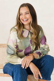 Model Tahlia wearing size 10 of the Frihet Collared Blouse in colour Lilypink (Pink), from the front, showing the whole outfit