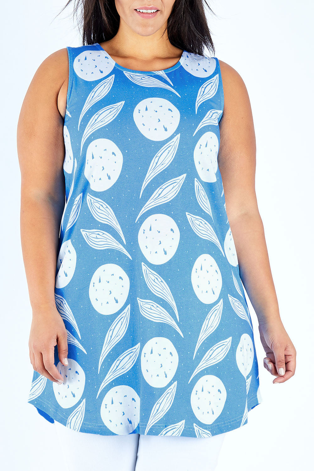Model Lauren wearing size 18 of the Sommar Tunic in colour Circflwr (White), from the front, cropped image