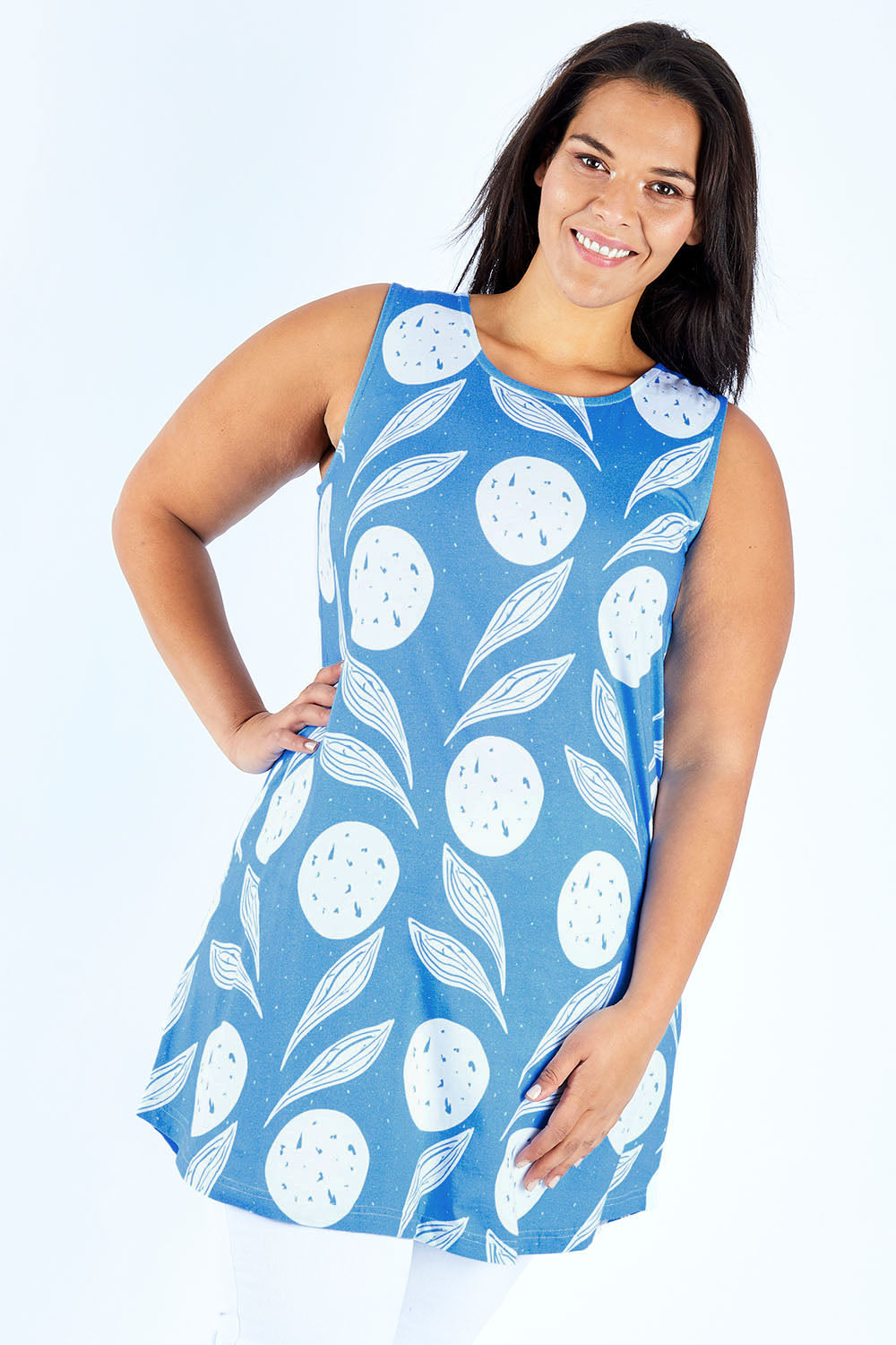 Model Lauren wearing size 18 of the Sommar Tunic in colour Circflwr (White), from the front, cropped image