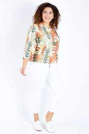 Model Jess wearing size 16 of the Avslappnad Top in colour Animal (Green), from the front, showing the whole outfit