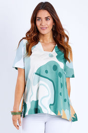 Model Laura wearing size 14 of the Avslappnad Top in colour Lagoon (Blue), from the front, cropped image