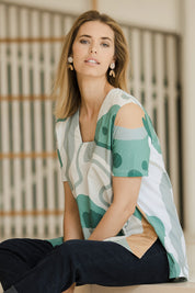 Model Phoebe wearing size 10 of the Avslappnad Top in colour Lagoon (Blue), from the front, showing the whole outfit